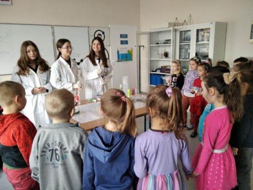 Słoneczka z wizytą w pracowni chemicznej